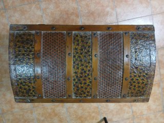Baul antiguo con exterior en mosaico de chapa