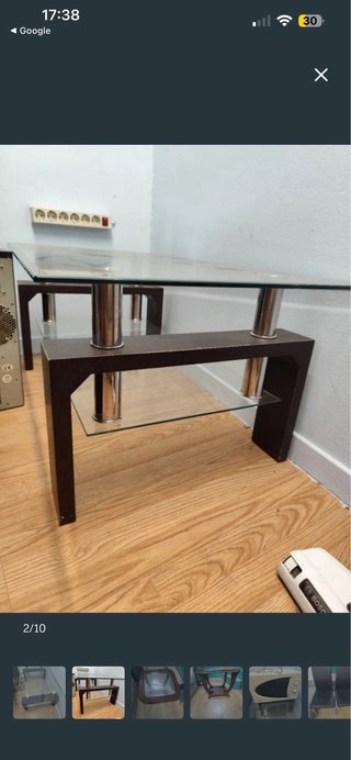 Mesa de cristal y madera oscura robusta