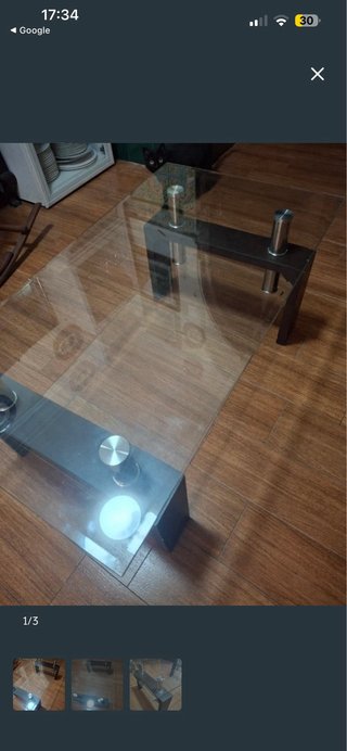 Mesa de cristal y madera oscura robusta