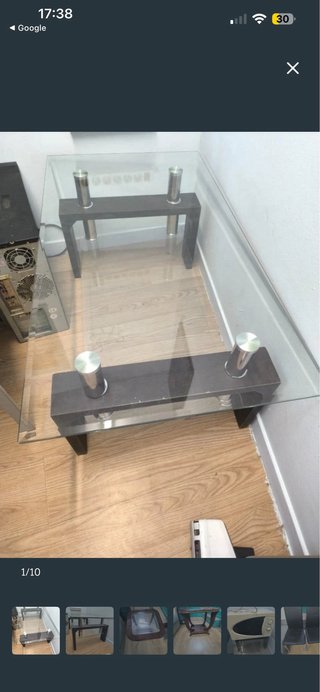 Mesa de cristal y madera oscura robusta