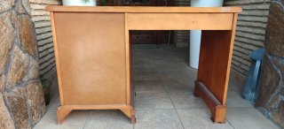 Escritorio de excelente madera en buen estado