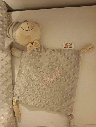 Manta y dou dou bordado Sara