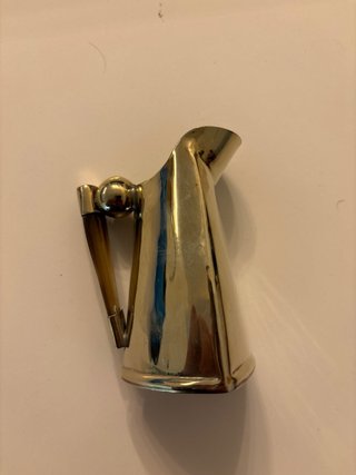 Jarra antigua con mango de cuerno