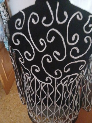 Sobrecamisa negra con transparencias y bordados