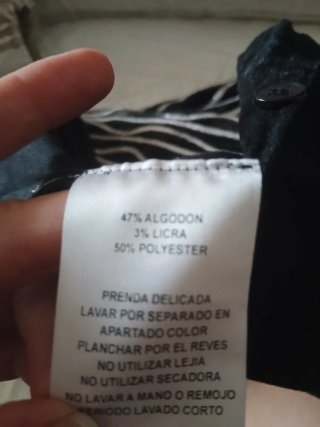 Sobrecamisa negra con transparencias y bordados