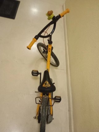 Bicicleta infantil amarilla