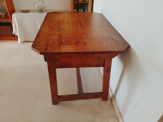 Mesa de madera de pino gallego