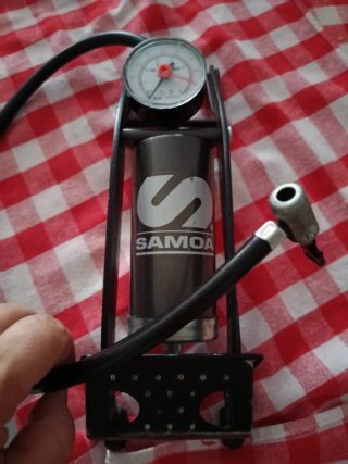 Inflador de pedal con manómetro