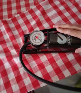 Inflador de pedal con manómetro