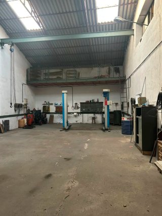 Se vende casa y taller mecanico,800metros