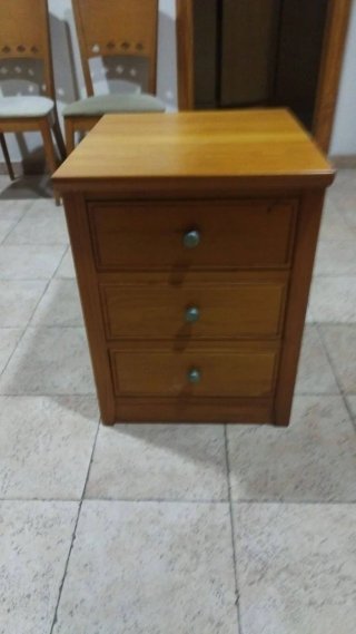 Mesita de noche de madera