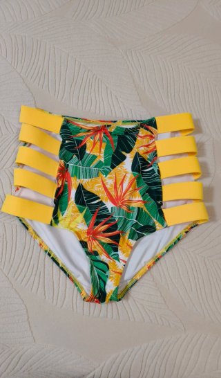 Bikini estampado flores tropical  Talla M/L