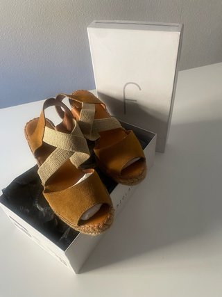 Esparteña con cuña y tiras cruzadas