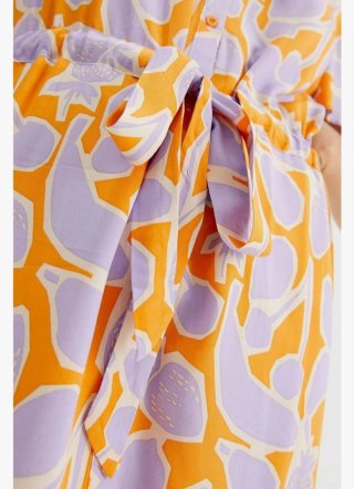 Vestido midi con estampado de frutas.
