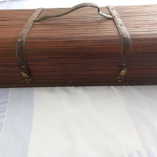 Maletín de madera con correas