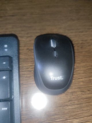 Teclado y ratón trust , semi nuevo, poco uso