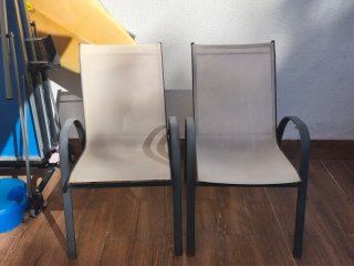 Mesa de madera con 4 sillas