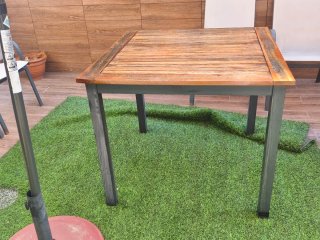 Mesa de madera con 4 sillas