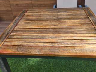 Mesa de madera con 4 sillas