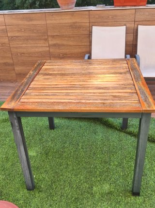 Mesa de madera con 4 sillas