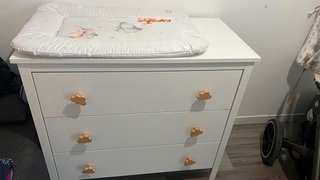 Cómoda cambiador infantil con pomos nube