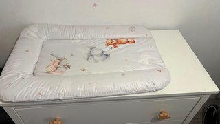Cómoda cambiador infantil con pomos nube