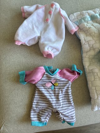 Bebes juguete+Ropa de recambio +Cojines/Camas
