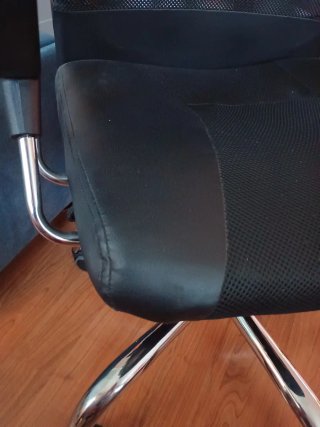 Silla de oficina con ruedas negra