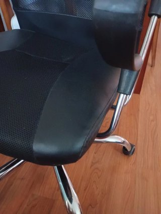 Silla de oficina con ruedas negra