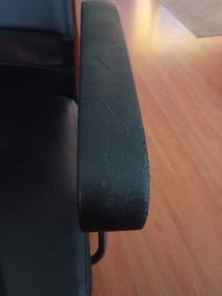 Silla de oficina con ruedas negra