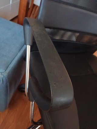 Silla de oficina con ruedas negra