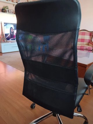 Silla de oficina con ruedas negra