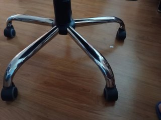 Silla de oficina con ruedas negra