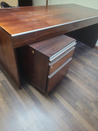 Mesa de despacho con cajonera. 190cm de largo.