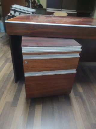 Mesa de despacho con cajonera. 190cm de largo.
