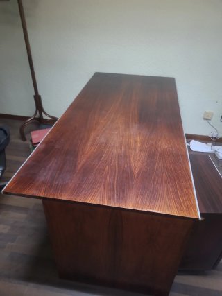 Mesa de despacho con cajonera. 190cm de largo.