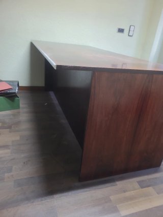 Mesa de despacho con cajonera. 190cm de largo.