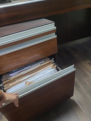 Mesa de despacho con cajonera. 190cm de largo.