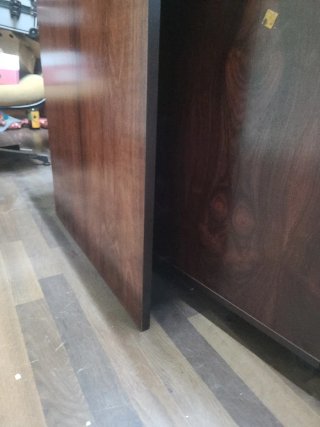 Mesa de despacho con cajonera. 190cm de largo.