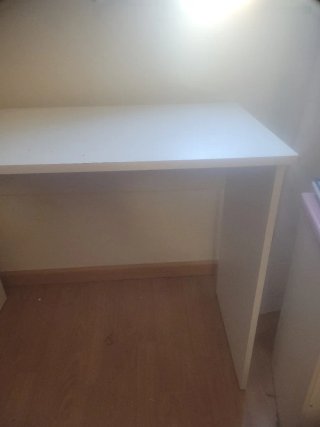 Mesa de escritorio blanca de madera