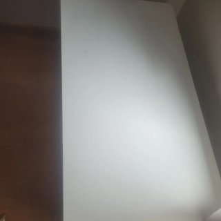 Mesa de escritorio blanca de madera
