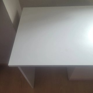Mesa de escritorio blanca de madera