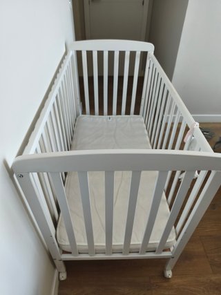 Cuna de madera blanca con colchón
