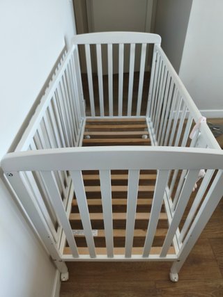 Cuna de madera blanca con colchón