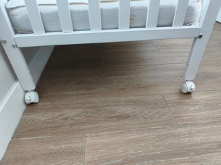 Cuna de madera blanca con colchón