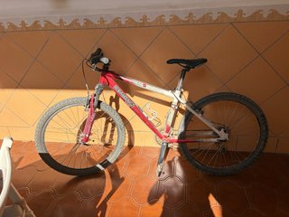 Bicicleta de montaña Decathlon roja