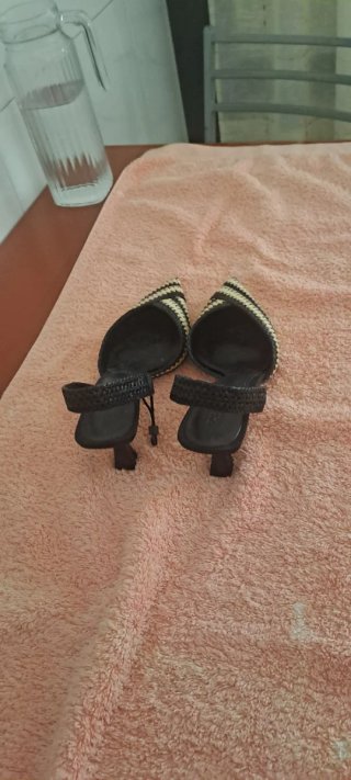 Sandalias de tacón beige y negro. 6 cm de tacón