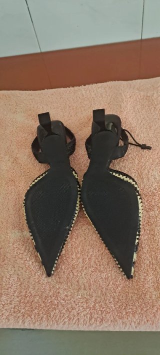 Sandalias de tacón beige y negro. 6 cm de tacón