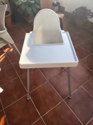 Trona blanca para bebé