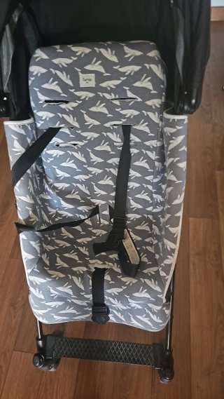 Cochecito de bebé con funda impermeable